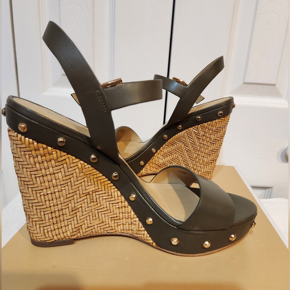Michael Kors Black Platform Sandals with Sleek Straps - Picture 3 of 6